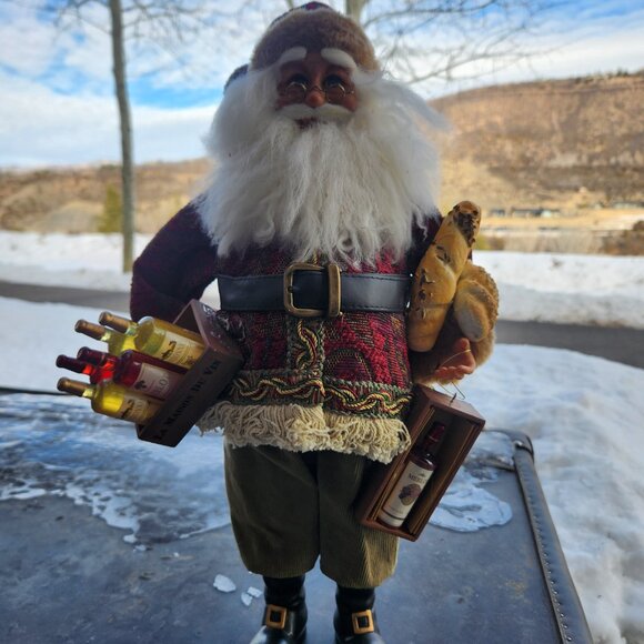 Santa Figurine holding wine and bread - Picture 4 of 8